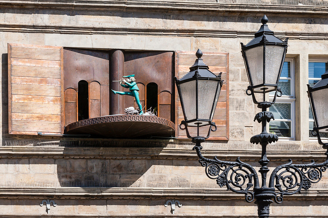 Altstadt, Hochzeitshaus, Figuren- Umlaufspiel mit Rattenfänger, Hameln, Weserbergland, Niedersachsen, Deutschland