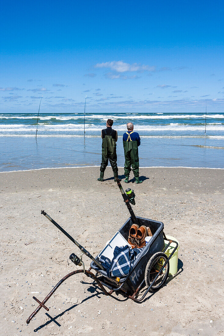 Zwei Angler am Strand warten auf den großen Fang aus der Nordsee, Juist, Schleswig Holstein, Deutschland