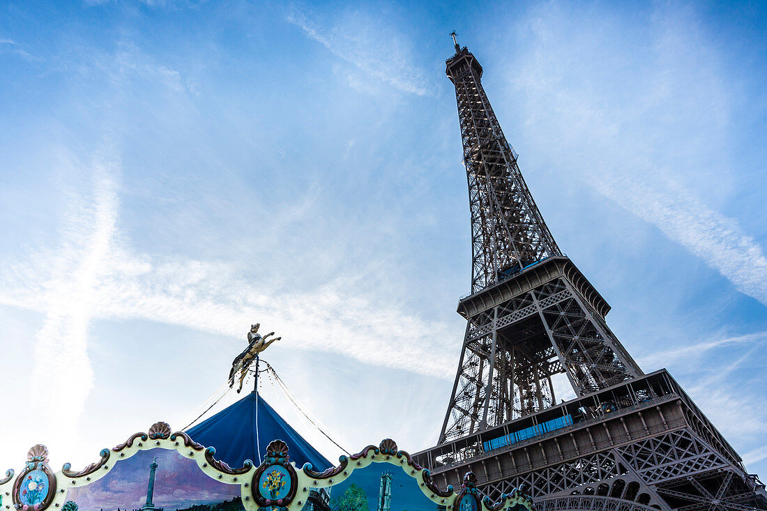 A carousel with a view of the Eiffelturm, Paris, France