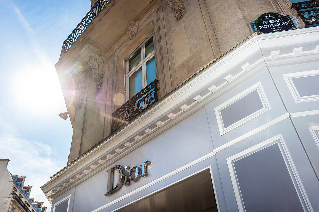 Schriftzug an der Fassade der Niederlassung, Designer Dior in der Avenue Montaigne, Paris, Frankreich