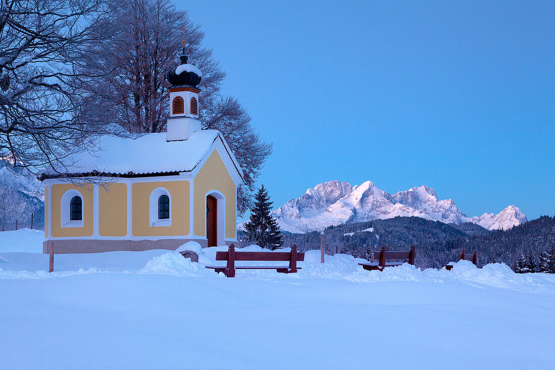 Kapelle Maria Rast, bei Krün, Buckelwiesen, Blick zum Zugspitzmassiv mit Alpspitze, Zugspitze und Waxenstein, Bayern, Deutschland