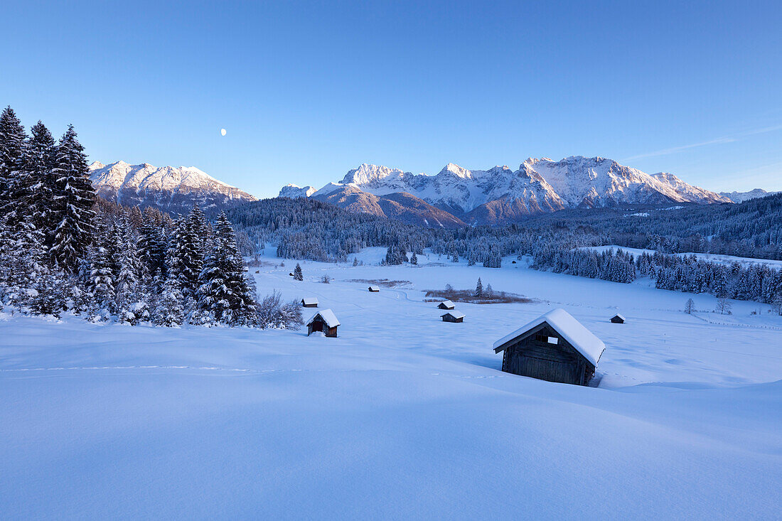 Winter landscape with haystack at Geroldsee, view to Soiern range and Karwendel range, Bavaria, Germany
