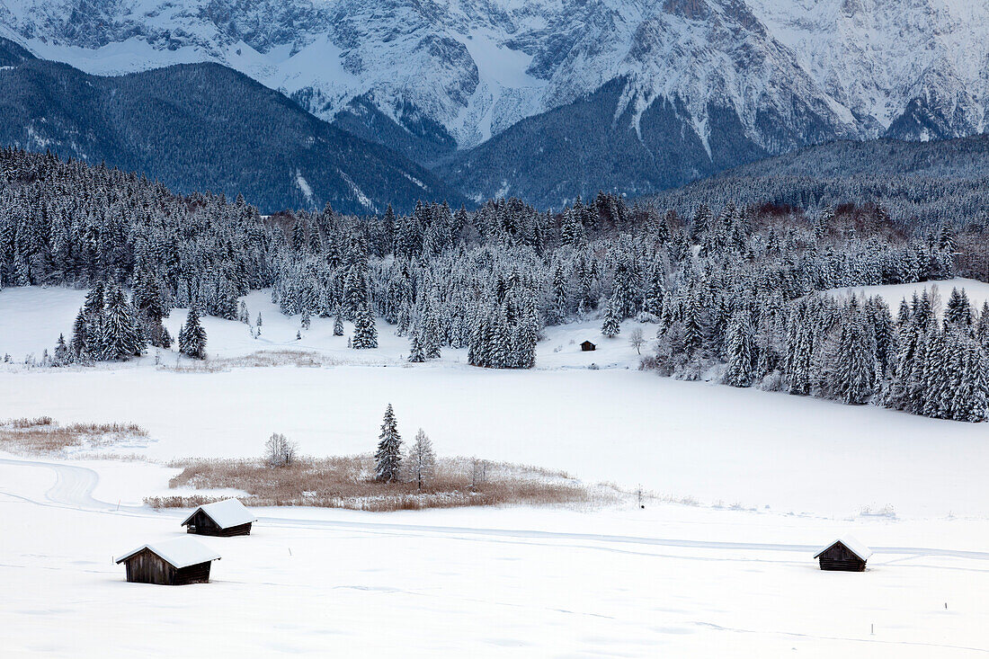 Winterlandschaft mit Heustadel am Geroldsee, Blick zum Karwendel, Bayern, Deutschland