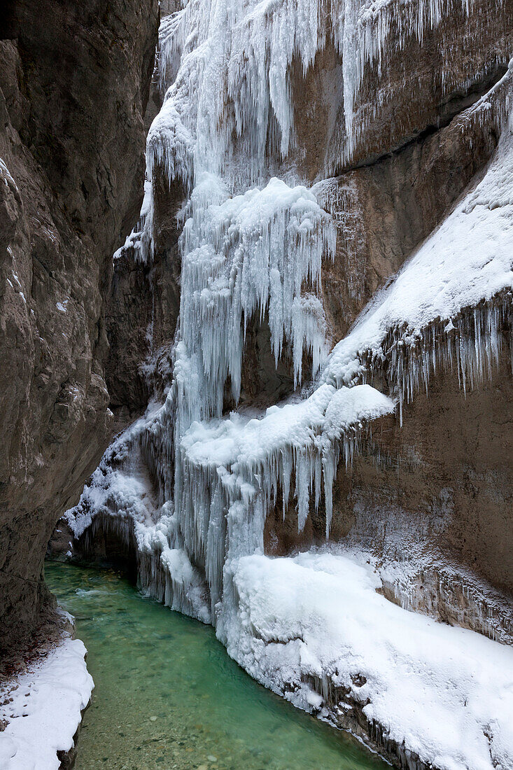 Eiszapfen in der Partnachklamm, bei Garmisch-Partenkirchen, Bayern, Deutschland