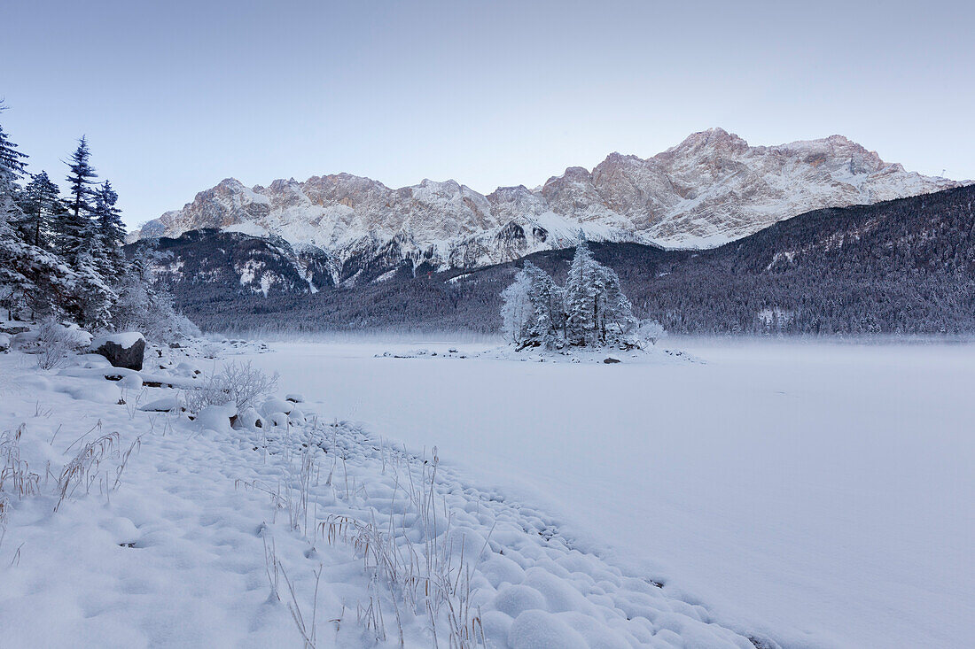 Blick über den zugefrorenen Eibsee auf das Zugspitzmassiv, bei Grainau, Bayern, Deutschland