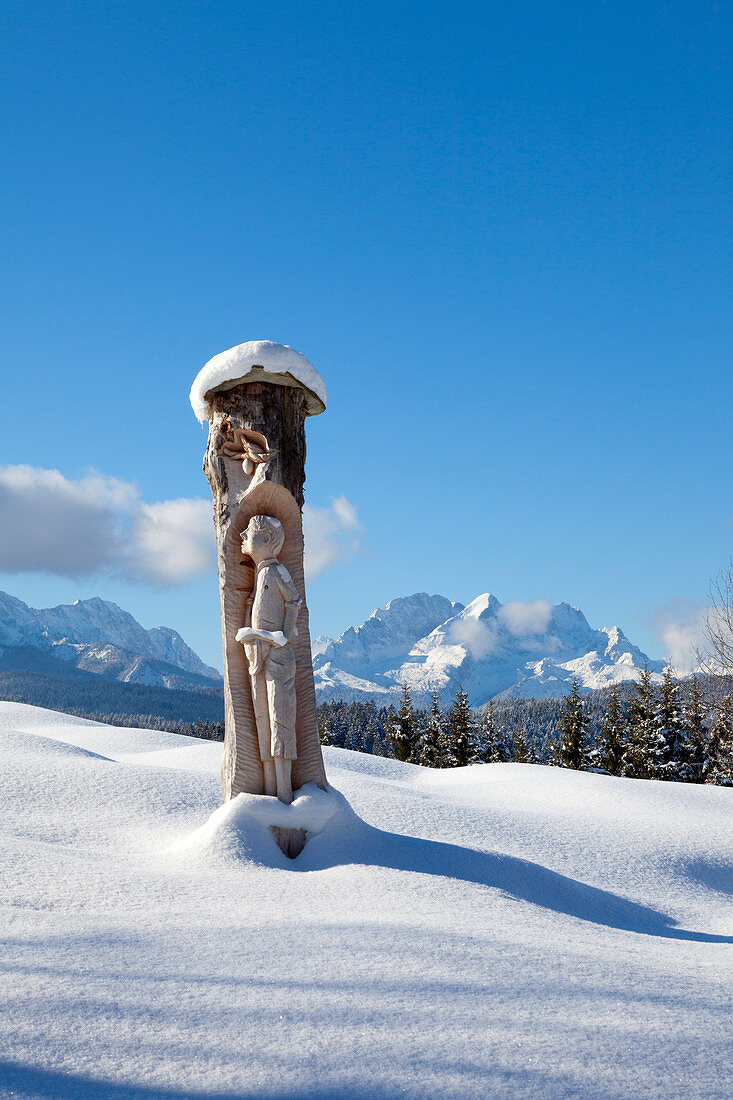 Sculpture at the Buckelwiesen near Kruen, view to Wetterstein range and Zugspitz range with Alpspitze, Zugspitze and Waxenstein, Bavaria, Germany