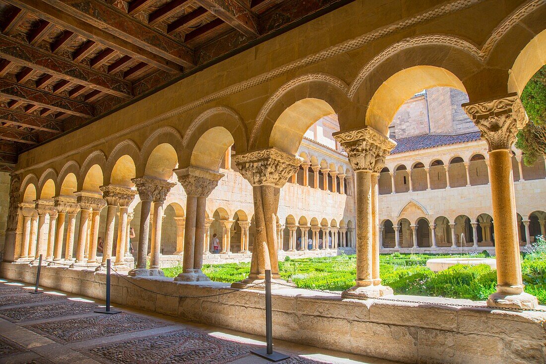 Romanischer Kreuzgang. Kloster Santo Domingo de Silos, Provinz Burgos, Kastilien-León, Spanien.