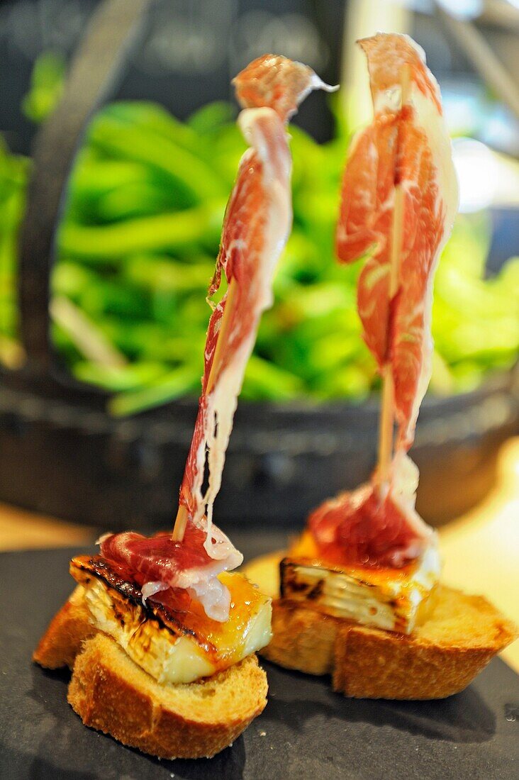 Pintxos, serviert in der Bokado Bar neben dem San Telmo Museum, San Sebastian, Golf von Biskaya, Provinz Gipuzkoa, Baskenland, Spanien, Europa.