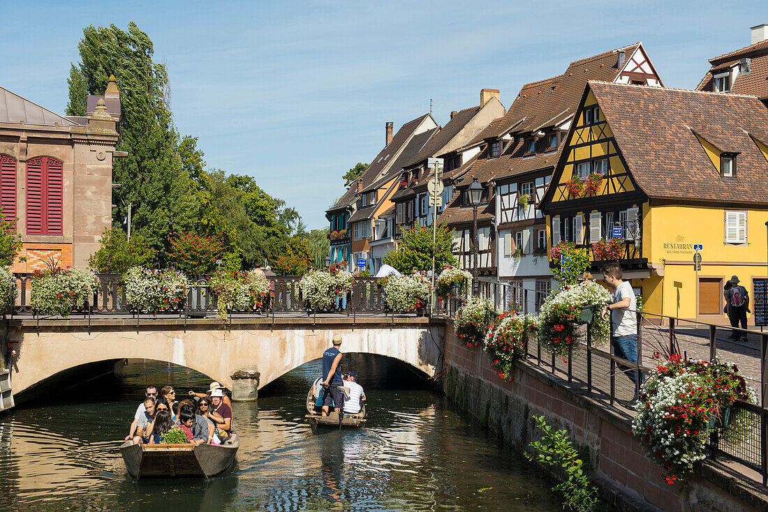 bunte Fachwerkhäuser und Kanal mit Ausflugsbooten, Petite Venise, Colmar, Elsass, Frankreich