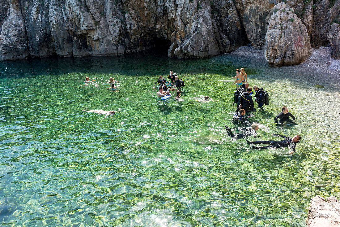 Tauchschule mit Gästen am Strand des Secret Beach auf der Insel Krk - Kroatien, Dorf Vrbnik