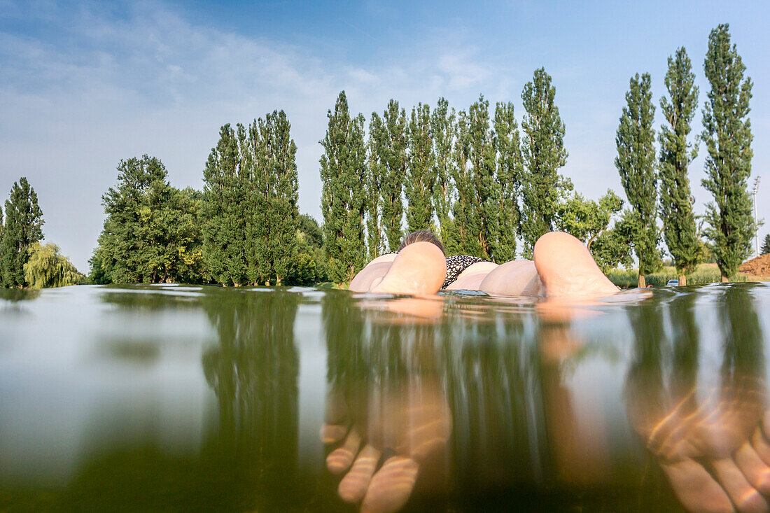 Badegast im Wasser am Stauwehr des Flusses Korana in Karlovac (Karstadt), der Vier-Flüsse-Stadt - Kroatien, Karlovac