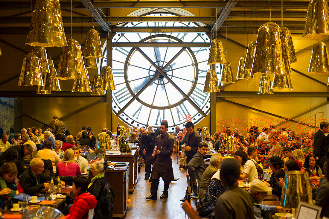 Restaurant und alte Bahnhofsuhr, Museum d'Orsay, Paris, Frankreich