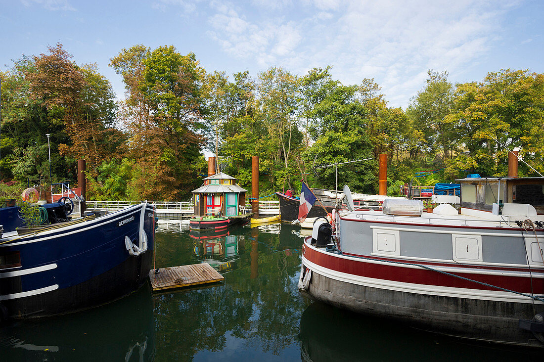 View over the river Seine, house boats, Paris, Ile-de-France, France