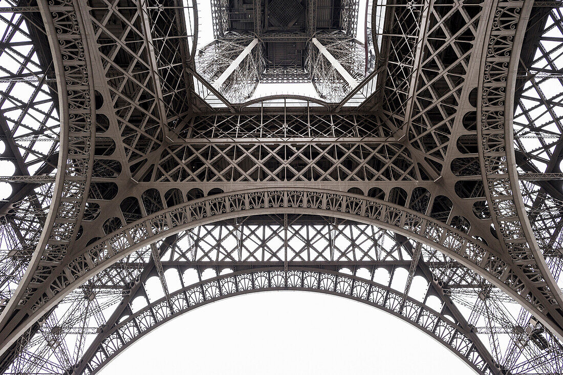Eiffelturm von unten gesehen, Champ de Mars, Paris, Ile-de-France, Frankreich