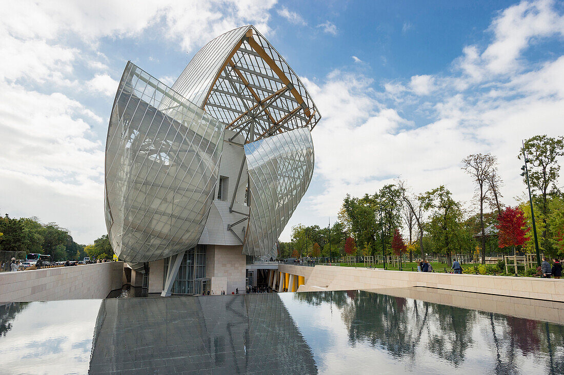 The modern architecture of Louis Vuitton Foundation by Frank Gehry