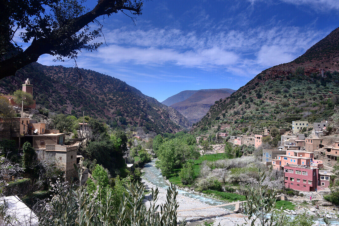 Dorf im Ourika-Tal im Hohen Atlas-Gebirge, Süd-Marokko, Marokko