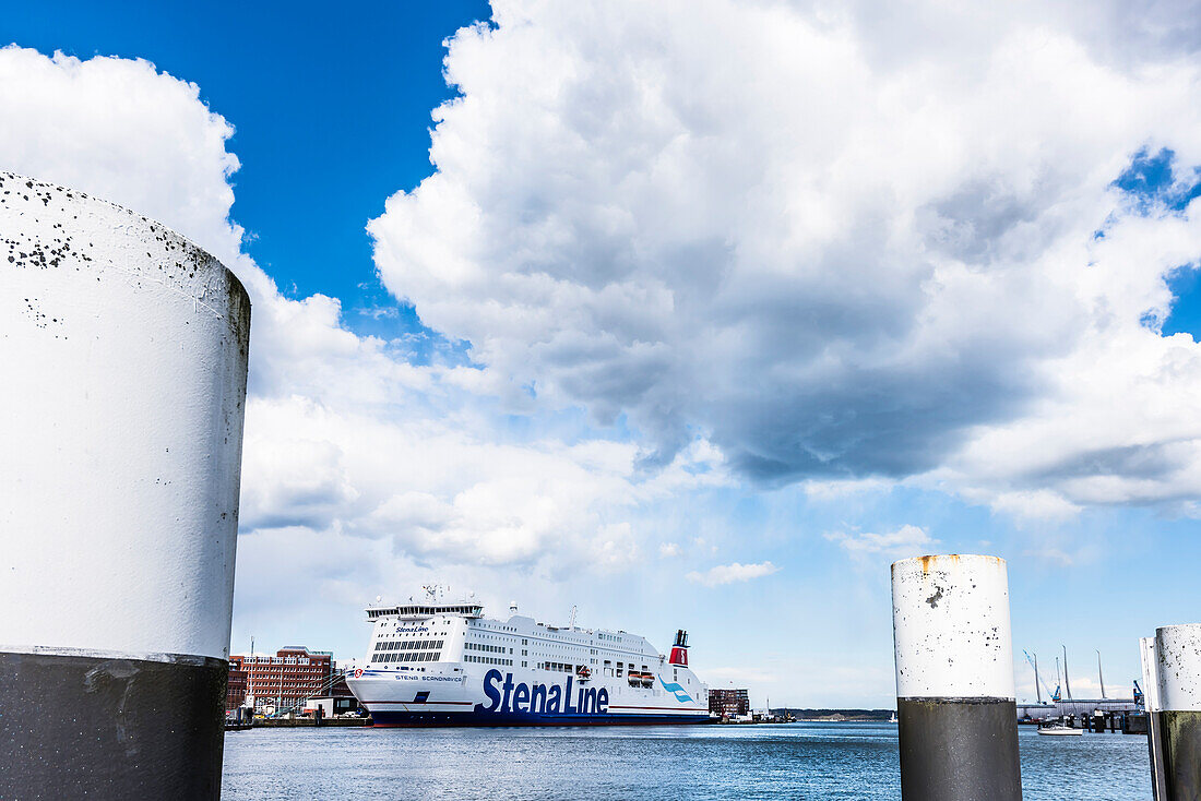 Das Fährschiff nach Göteborg in Schweden im Hafen der Kieler Förde, Kiel, Schleswig Holstein, Deutschland