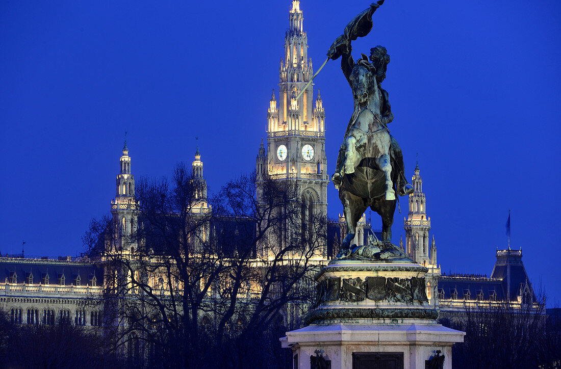 Rathaus mit Denkmal Erzherzog Karl, Wien, Österreich