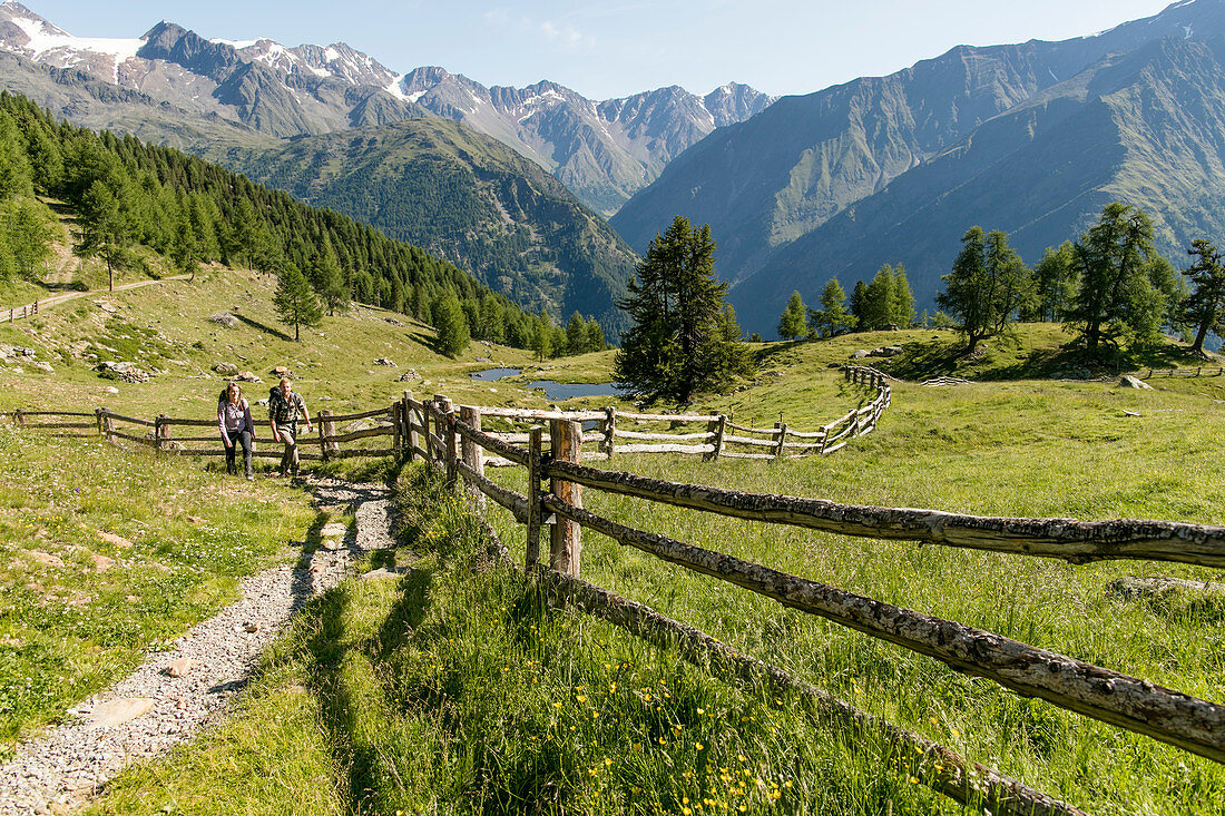 Paar beim Bergwandern vor Bergkulisse