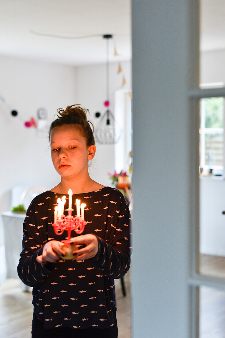 Kind mit Kerzen auf Teenager Geburtstag von 14 jährigem Mädchen in Hamburg, Deutschland
