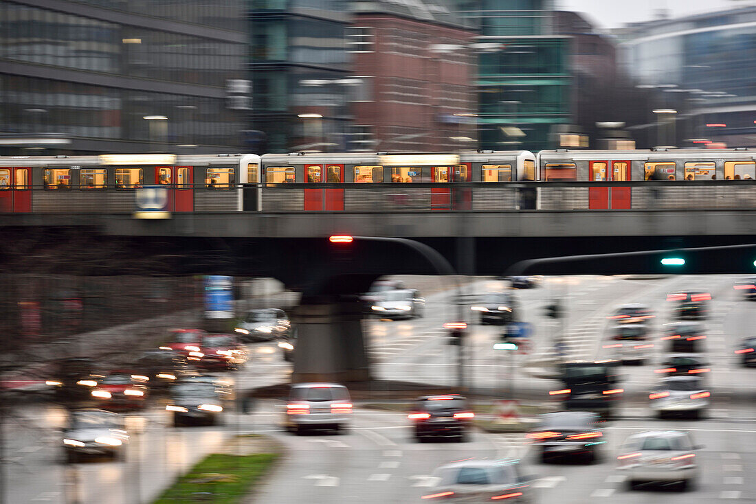 Fahrende U-Bahn an der Station Rödingsmarkt, Innenstadt Hamburg, Deutschland