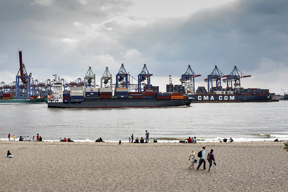 Familie spaziert am Elbe Ufer mit Containerterminal im Hintergrund, Övelgönne, Hamburg, Deutschland