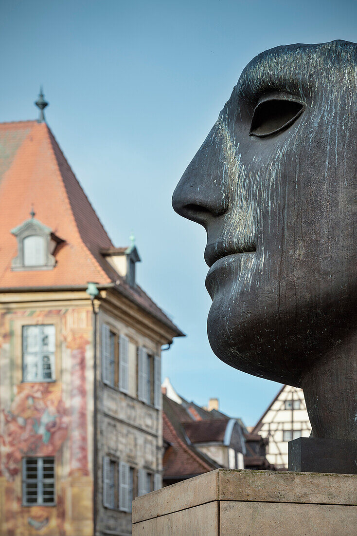 von Tauben verkackte Skulptur im Anschnitt for dem Alten Rathaus, Bamberg, Region Franken, Bayern, Deutschland, UNESCO Welterbe