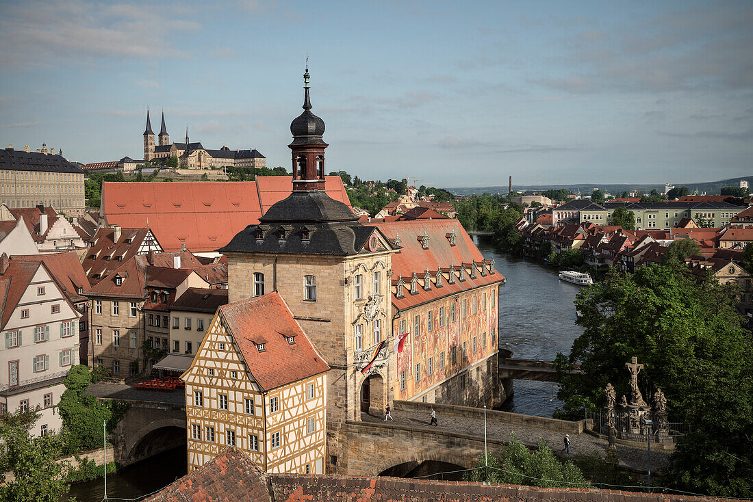 Blick über Altstadt von Bamberg mit Altem Rathaus und Klosterkirche St. Michael am Michelsberg, Region Franken, Bayern, Deutschland, UNESCO Welterbe