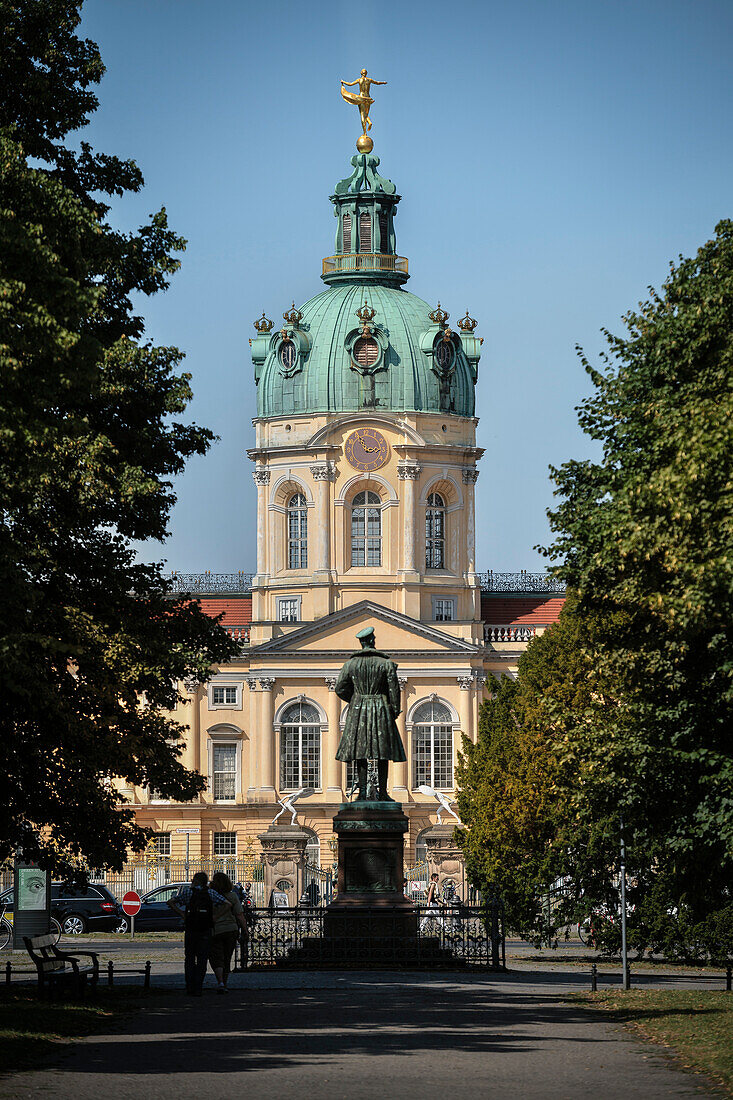 Alle mit Statue vor Schloss Charlottenburg, Berlin, Deutschland