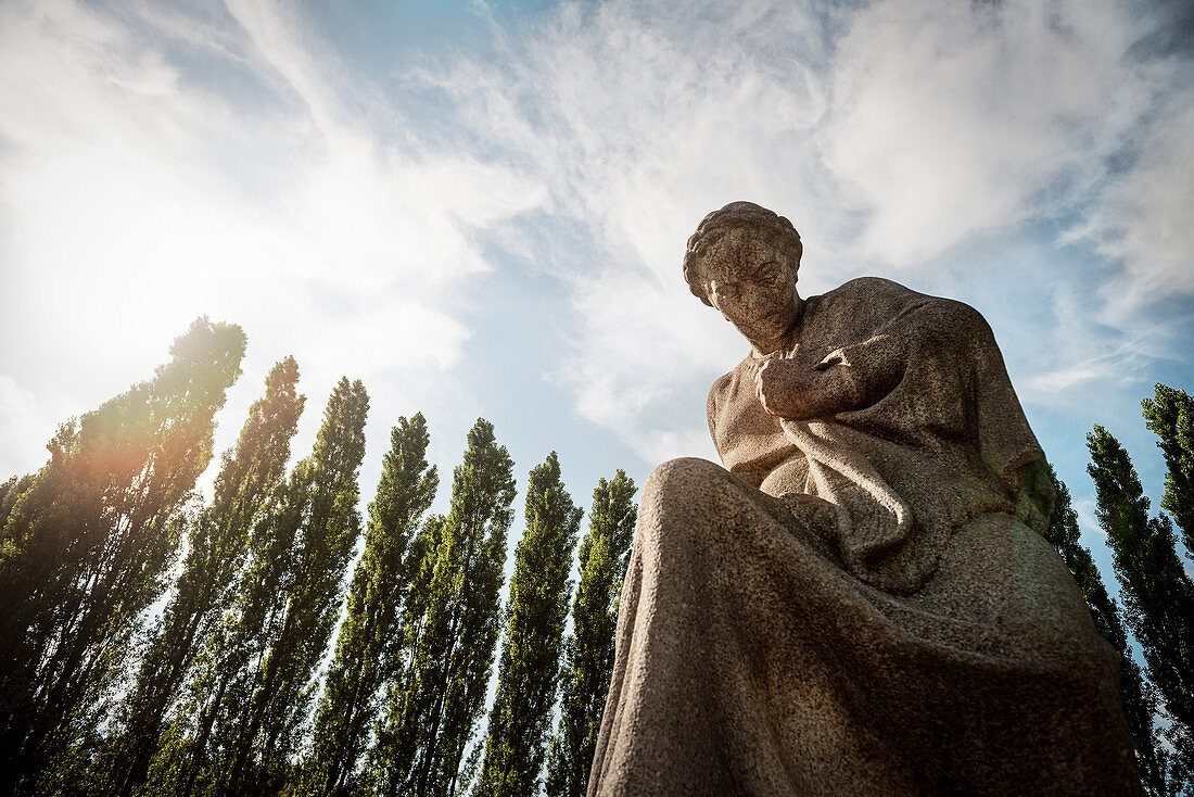steinerne Statue am sowjetisches Ehrenmal im Treptower Park, Berlin, Deutschland