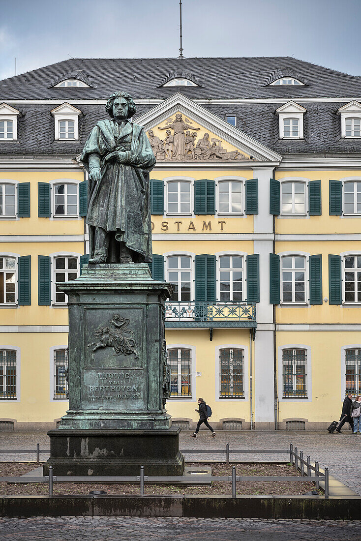 Ludwig van Beethoven Statue vor klassizistischem Postamt, Bonn, Nordrhein-Westfalen, Deutschland