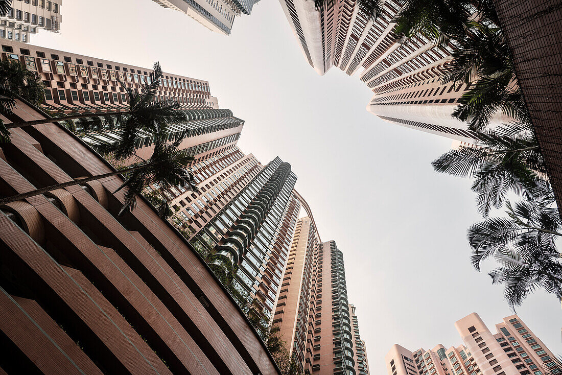 Blick nach oben zu luxuriösen Hochhaus Wohnungen, Mid-Levels, Hongkong, China, Asien
