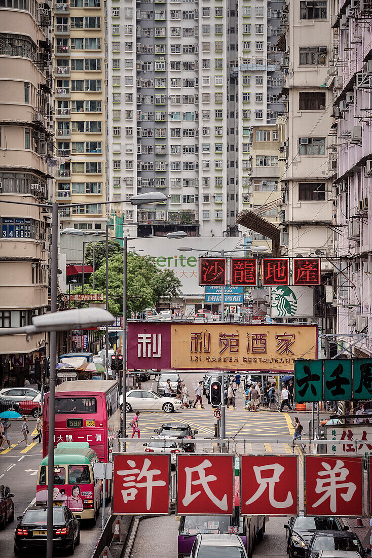 typische Straßenszene in den Häuserschluchten von Kowloon, Chinesische Schilder, Hongkong, China, Asien