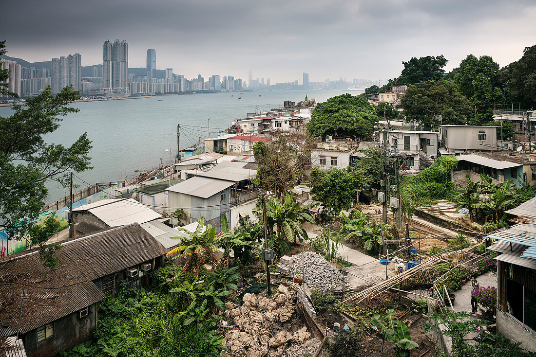 Blick über einfach Häuser und Wellblech Hütten hinüber zu Hongkongs moderner Skyline, Yau Tong, Kowloon, Hongkong, China, Asien