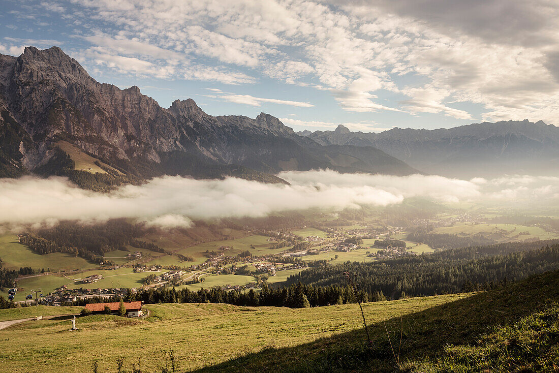 Blick in das leicht neblige Tal und die Leogang umgebenden Berge, Salzburger Land, Österreich, Europa