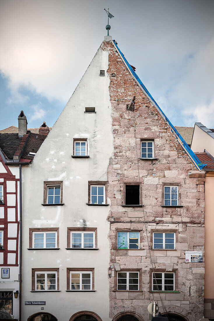 house facade covered and uncovered, Nuremberg, Frankonia Region, Bavaria, Germany