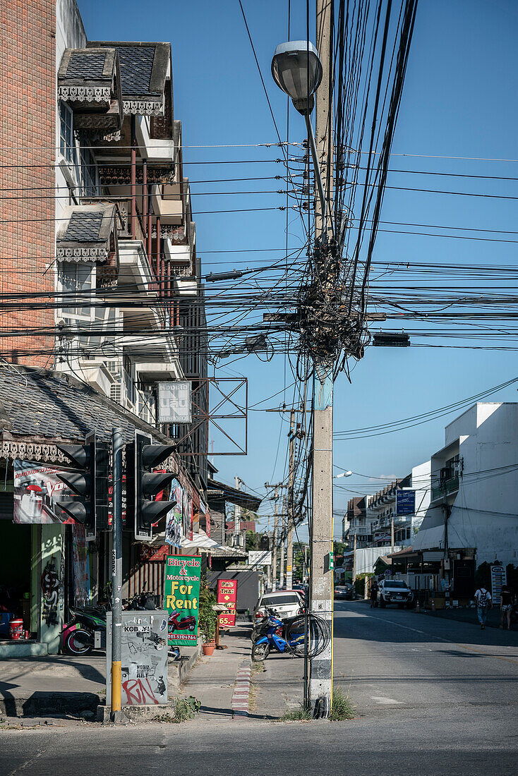 Strommast mit sehr vielen Kabeln, chaotisch, Chiang Mai, Thailand, Südost Asien