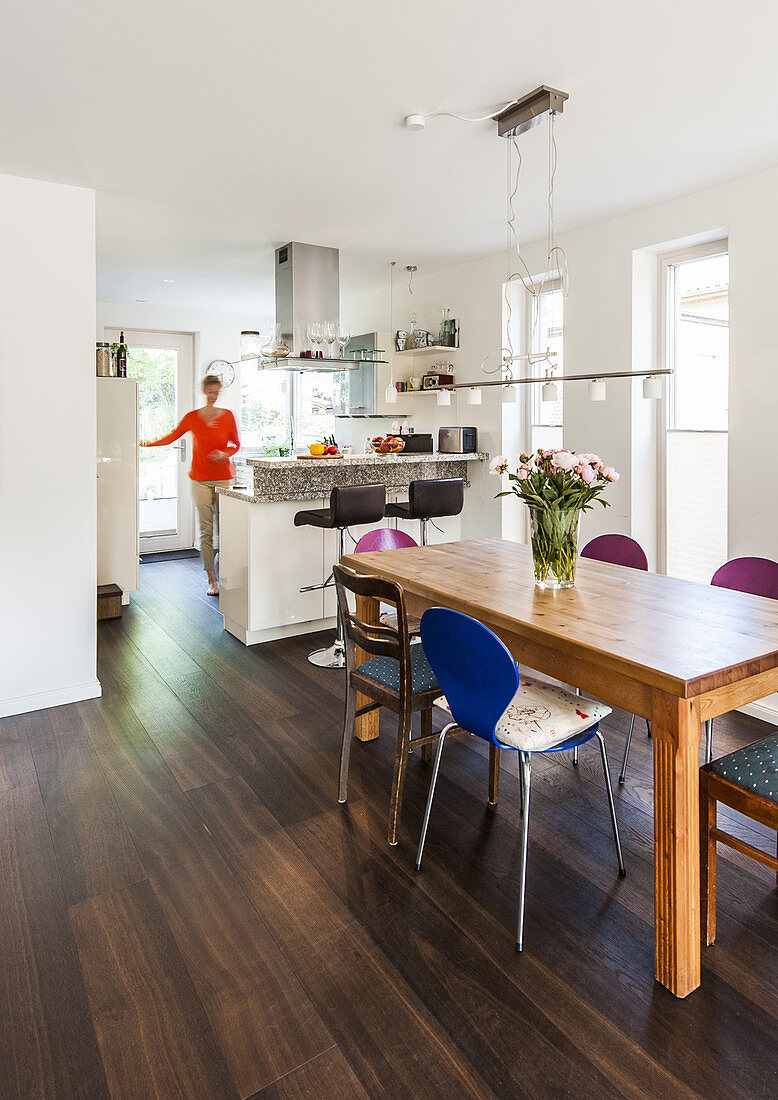 women in an open kitchen area of a modern sigle-family house in Hamburg, north Germany, Germany