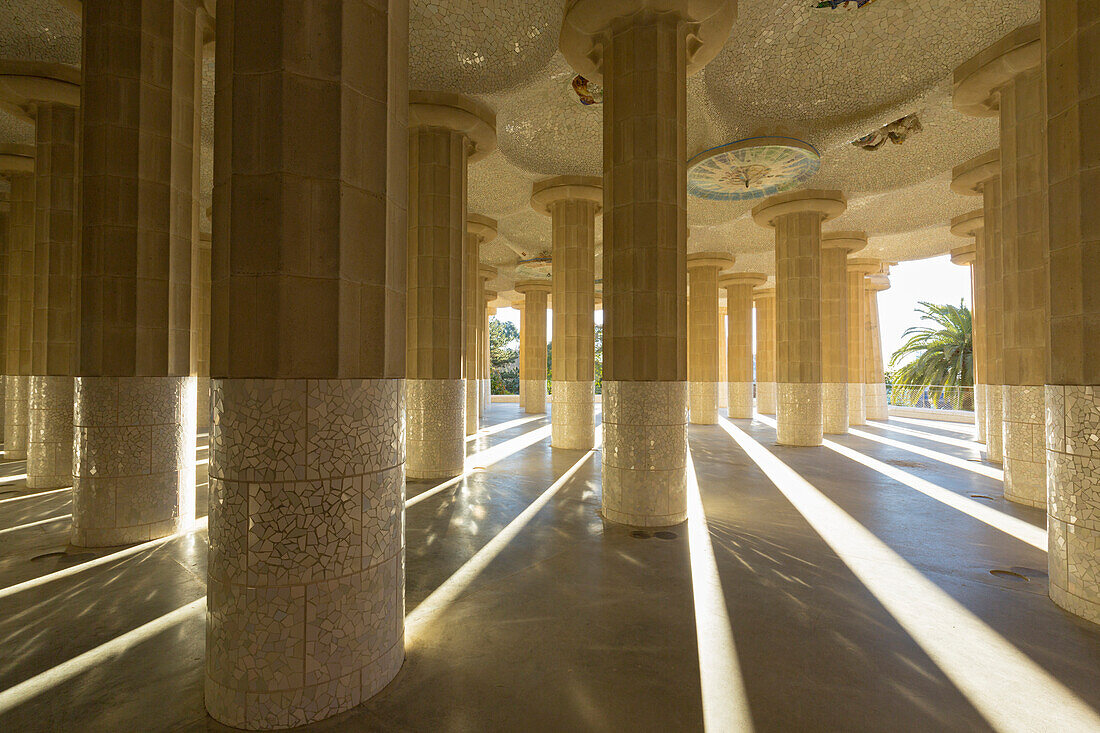 Säulen im Park Güell, Carrer d'Olot, Barcelona, Katalonien, Spanien