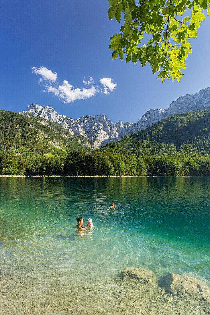 junge Frau mit zwei Kindern, Vorderer Langbathsee, Alberfeldkogel, Gamskogel, Höllengebirge, Salzkammergut, Oberösterreich, Österreich