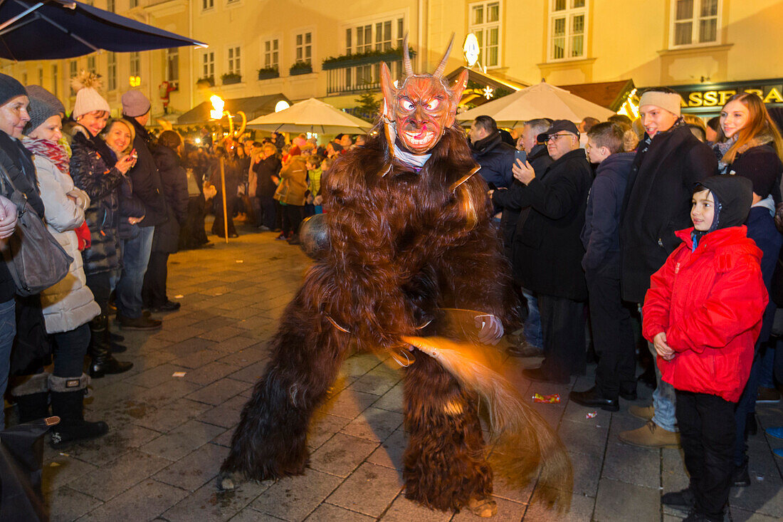 Krampusumzug, Hauptplatz, Baden bei Wien, Niederösterreich, Österreich