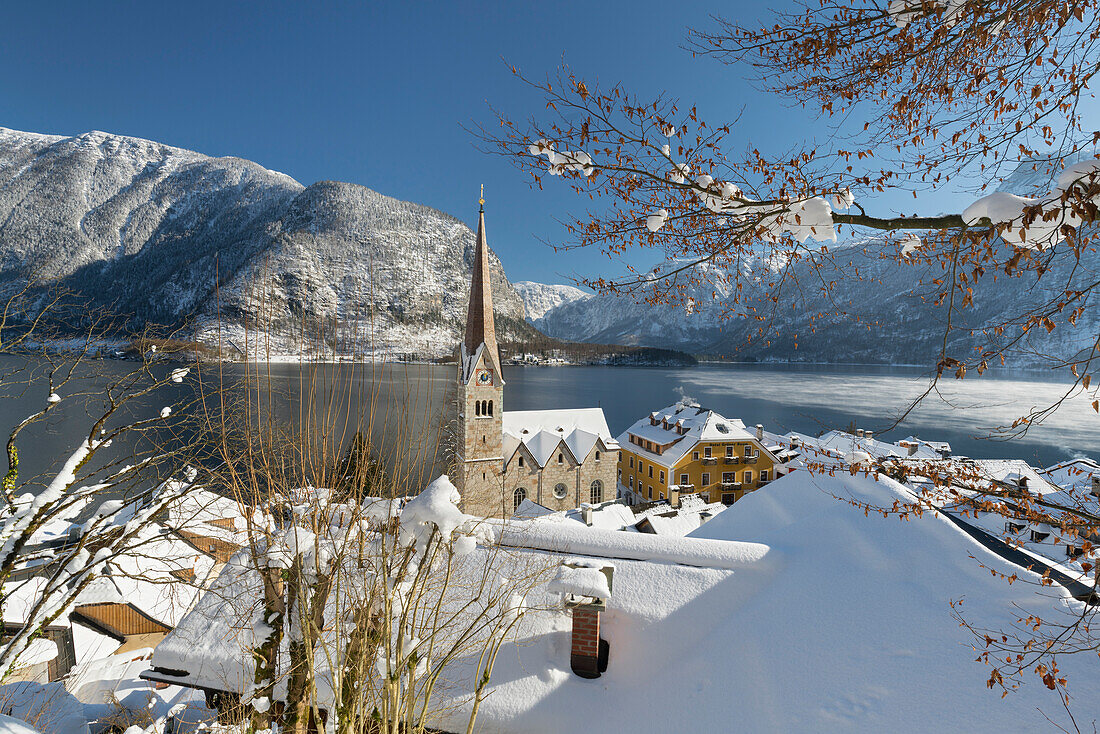 winterliches Hallstatt, Evangelische Pfarrkirche, Hallstätter See, Salzkammergut, Oberösterreich, Österreich