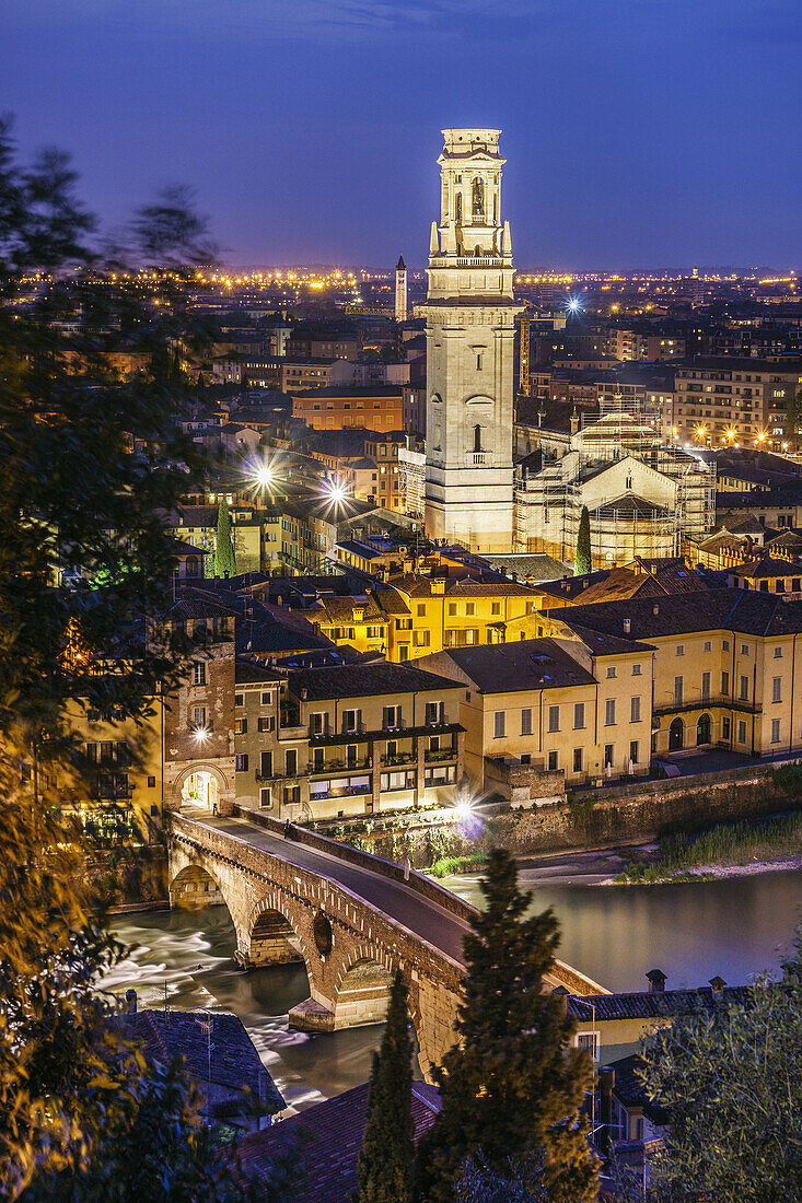 Blick auf Verona vom Castel San Pietro, Duomo, Verona, Weltkulturerbe, Italien