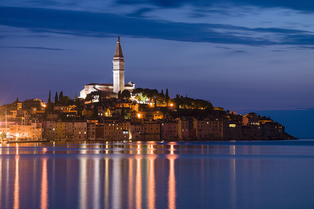 Kroatien, Halbinsel Istrien, Rovinj, Beleuchtete Gebäude am Wasser und Glockenturm