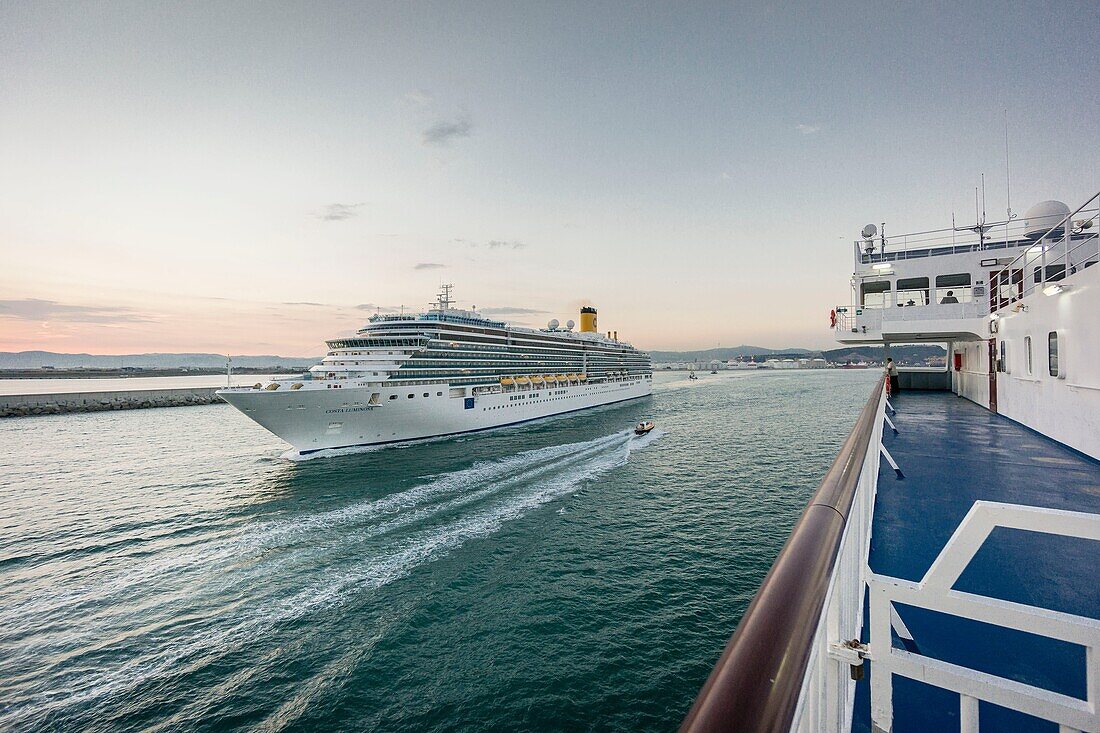 crucero de gran calado, puerto de Barcelona, Katalonien, Spanien