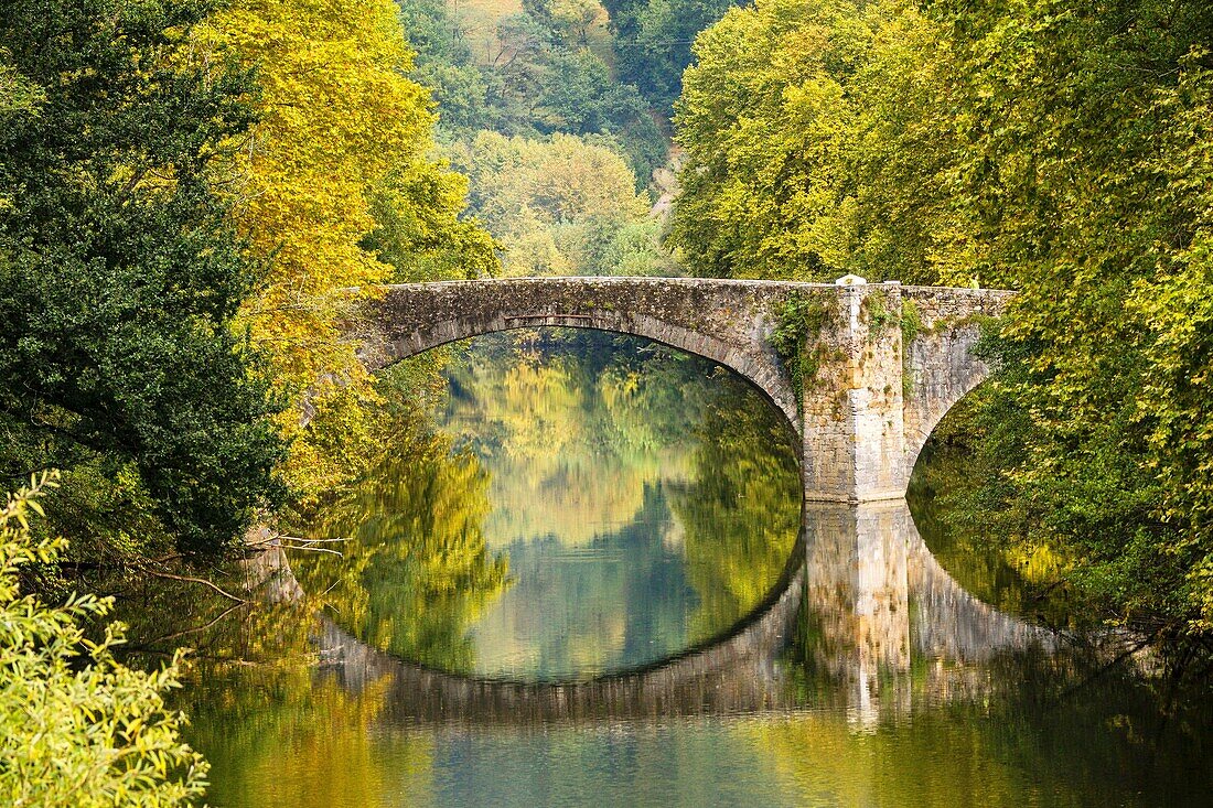 Spanien, Navarra, Vera de Bidasoa, Bogenbrücke über den Fluss Bidasoa