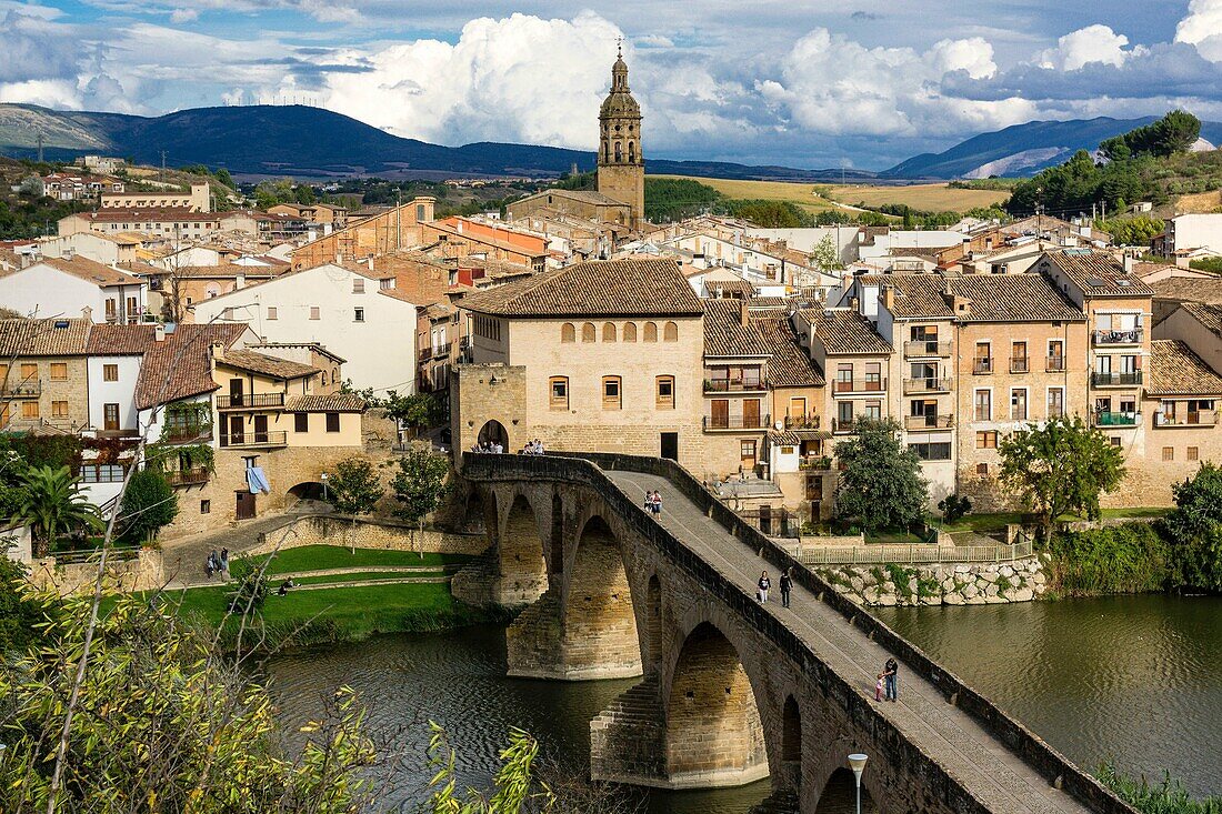 Romanische Brücke über den Fluss Arga, 11. Jahrhundert, Puente la Reina, Valle de Valdizarbe, Navarra, Spanien