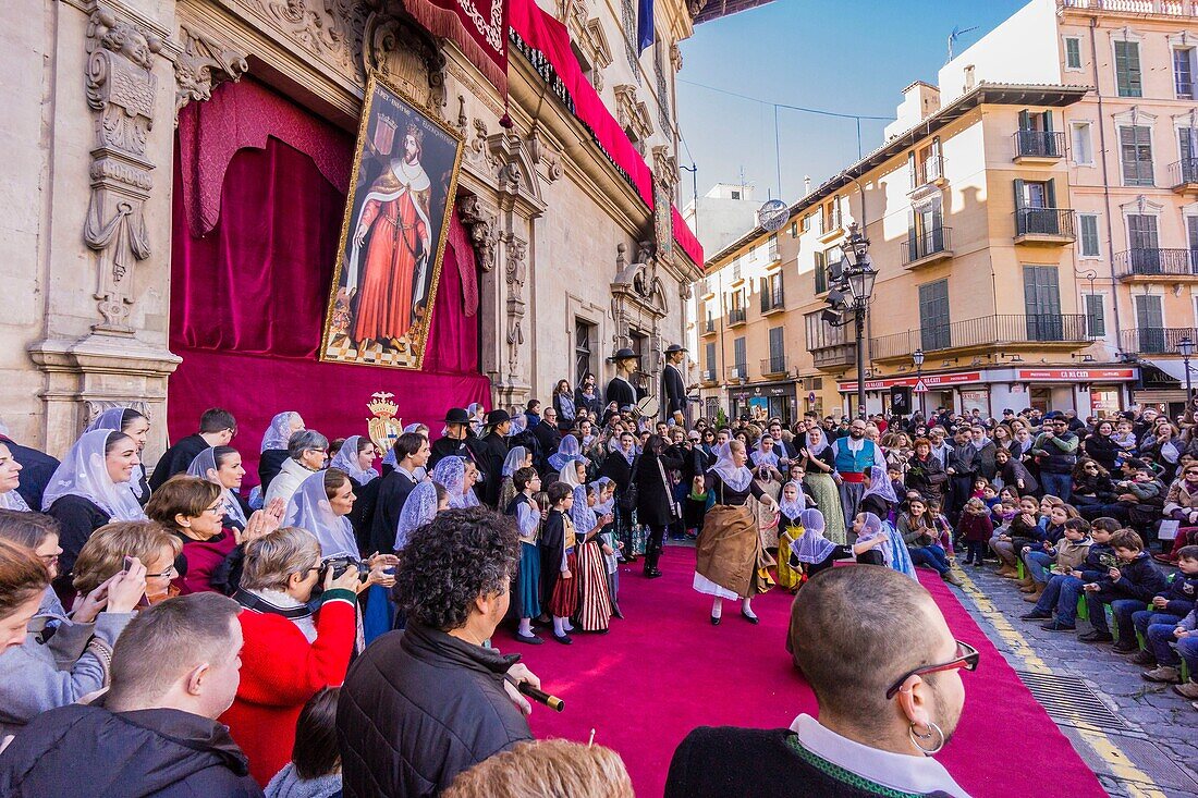 La Colcada de Pere dAlcantara Penya, Tanz der traditionellen Boleros, Festa De L'Estandart, bürgerlich-religiöses Fest zur Erinnerung an die christliche Eroberung der Stadt durch König Jaume I. am 31. Dezember 1229. Palma, Mallorca, Balearische Inseln, Spanien, Europa