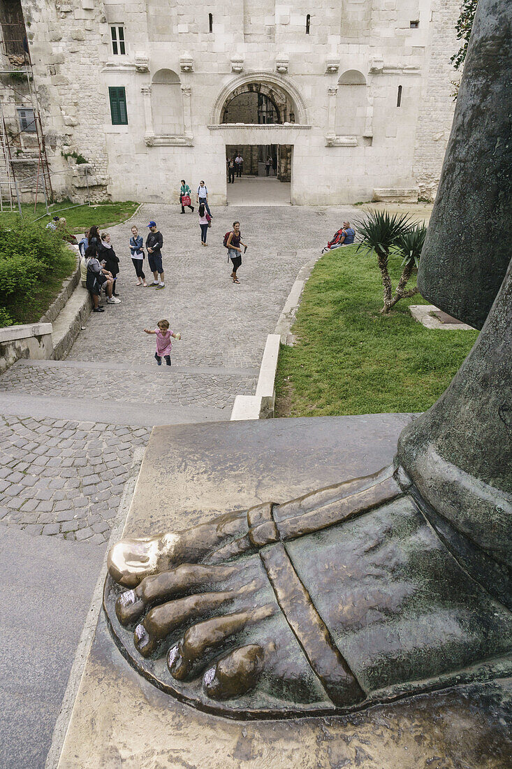 dedo gordo del pie de la estatua de Gregorio de Nin, esculpida por Ivan Mestrovic, Split, Croatia.