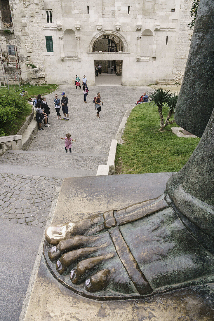 dedo gordo del pie de la estatua de Gregorio de Nin, esculpida por Ivan Mestrovic, Split, Kroatien